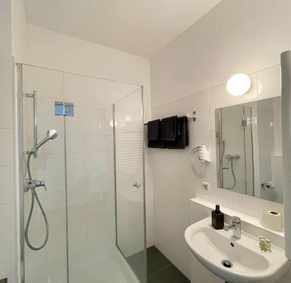 스탠다드 룸, Dan In'n Out