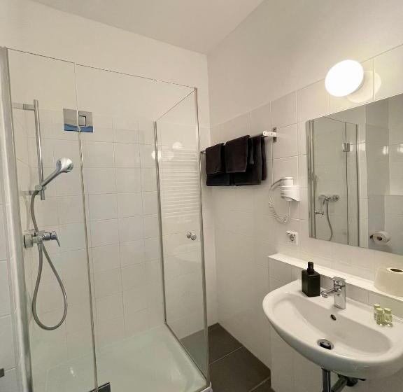 스탠다드 룸, Dan In'n Out