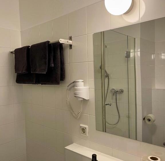 스탠다드 룸, Dan In'n Out