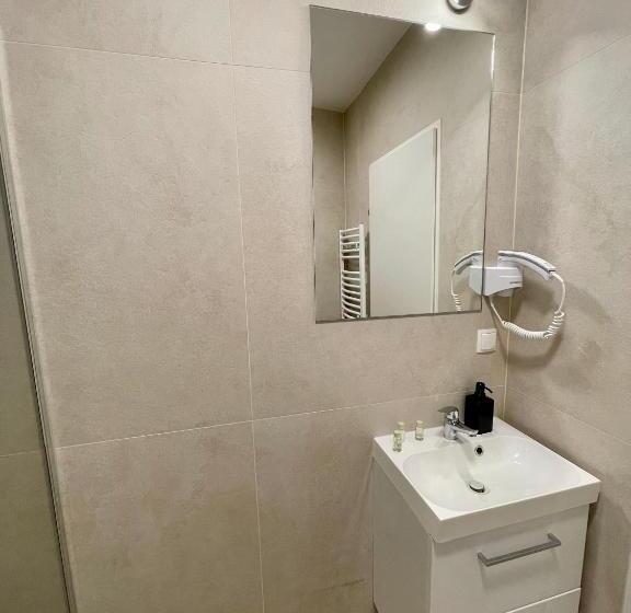 스탠다드 룸, Dan In'n Out