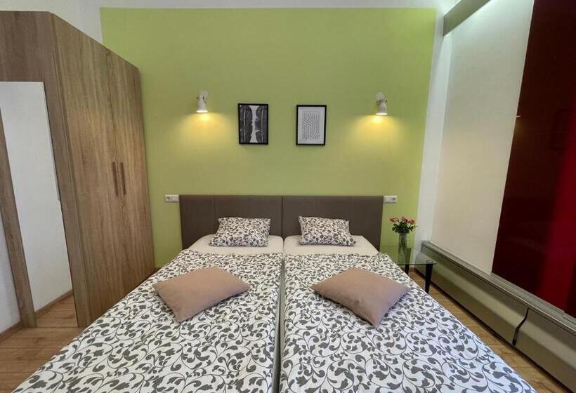 스탠다드 룸, Dan In'n Out