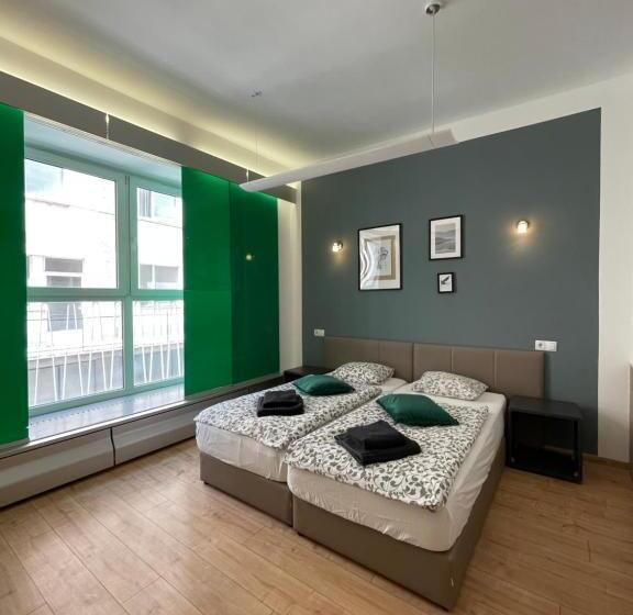 스탠다드 룸, Dan In'n Out