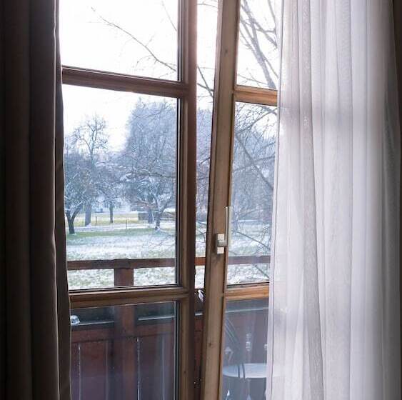 חדר משפחתי, Entenwirt Seeham