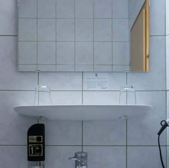 חדר משפחתי, Entenwirt Seeham