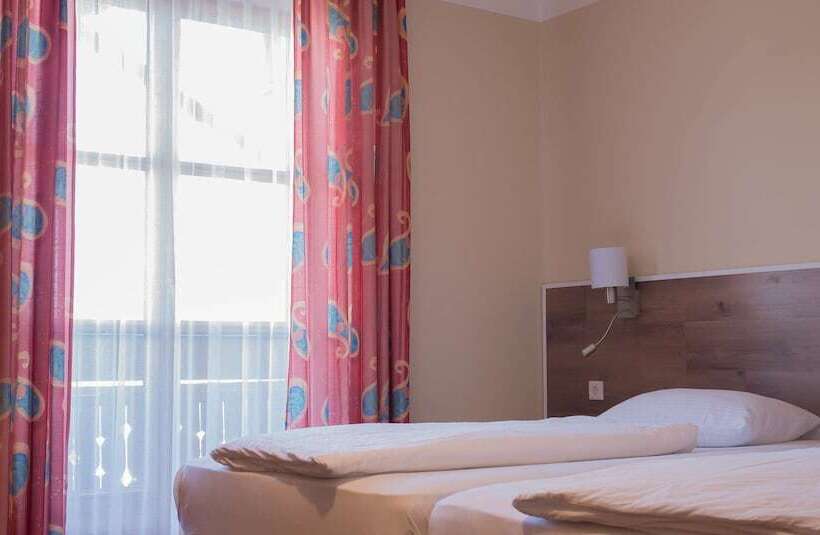 חדר משפחתי, Entenwirt Seeham