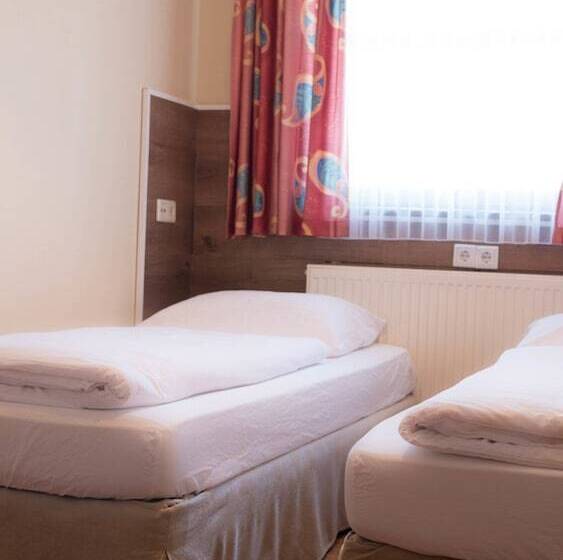 חדר משפחתי, Entenwirt Seeham