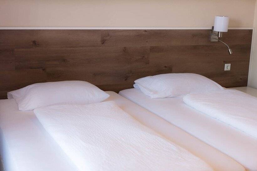 חדר משפחתי, Entenwirt Seeham