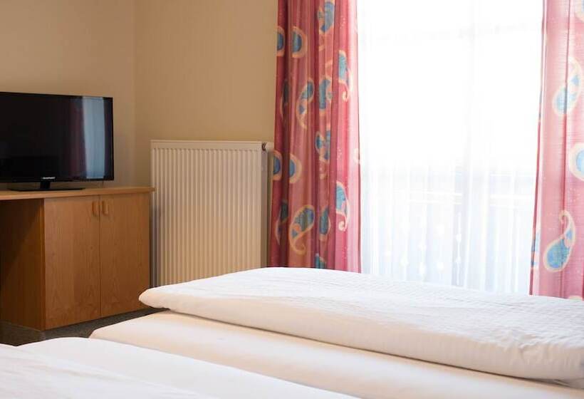 חדר משפחתי, Entenwirt Seeham