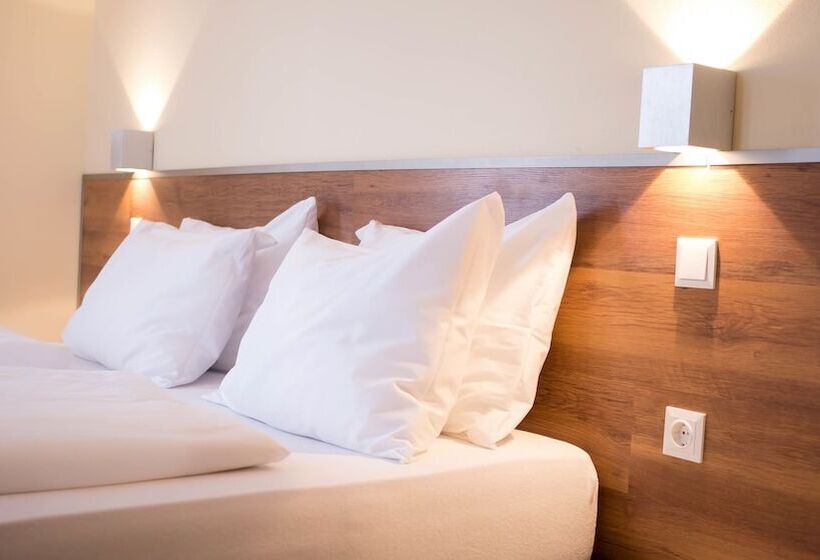 חדר משפחתי, Entenwirt Seeham