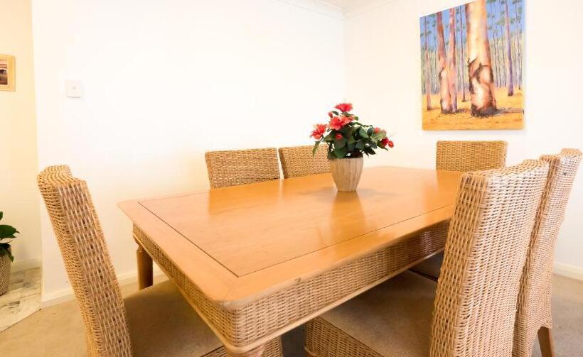 דירת שני חדרים, Victoria Square Apartments