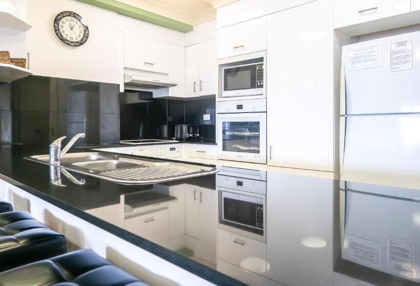 דירת שני חדרים, Victoria Square Apartments