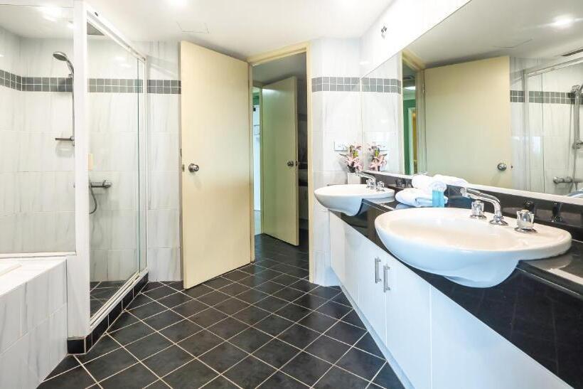 Апартаменты 2 Спальни, Victoria Square Apartments