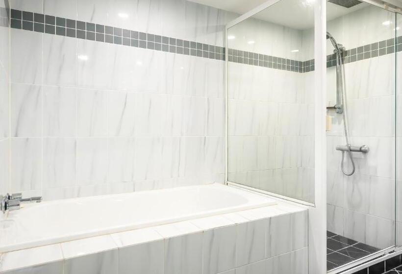 דירת שני חדרים, Victoria Square Apartments