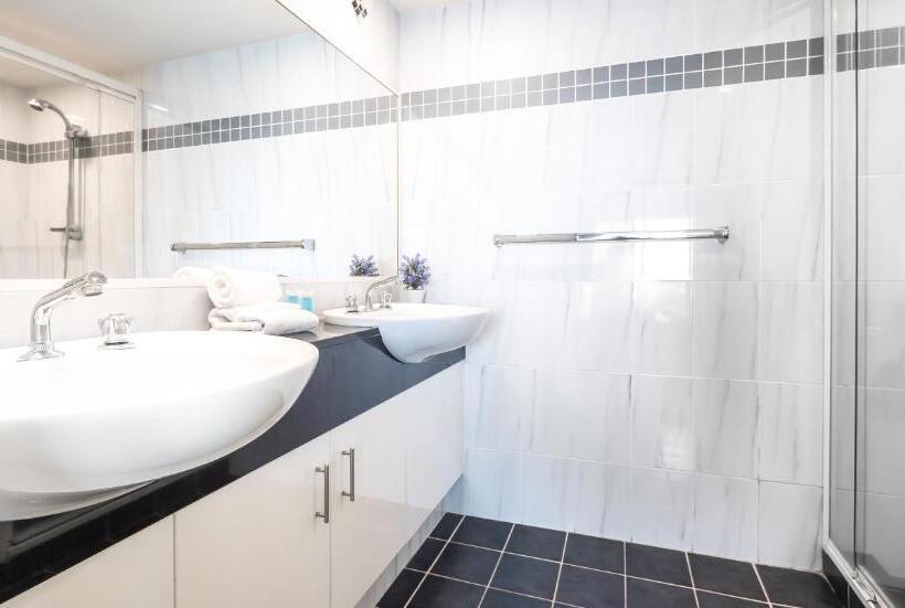 דירת שני חדרים, Victoria Square Apartments