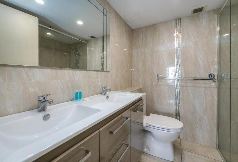 Апартаменты 3 Спальни, Victoria Square Apartments