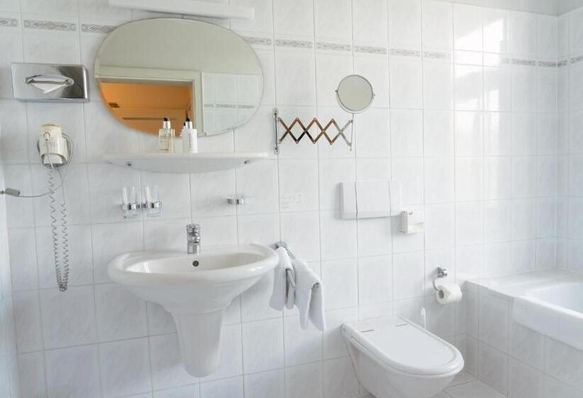 جناح جونيور, Inselhotel Faakersee