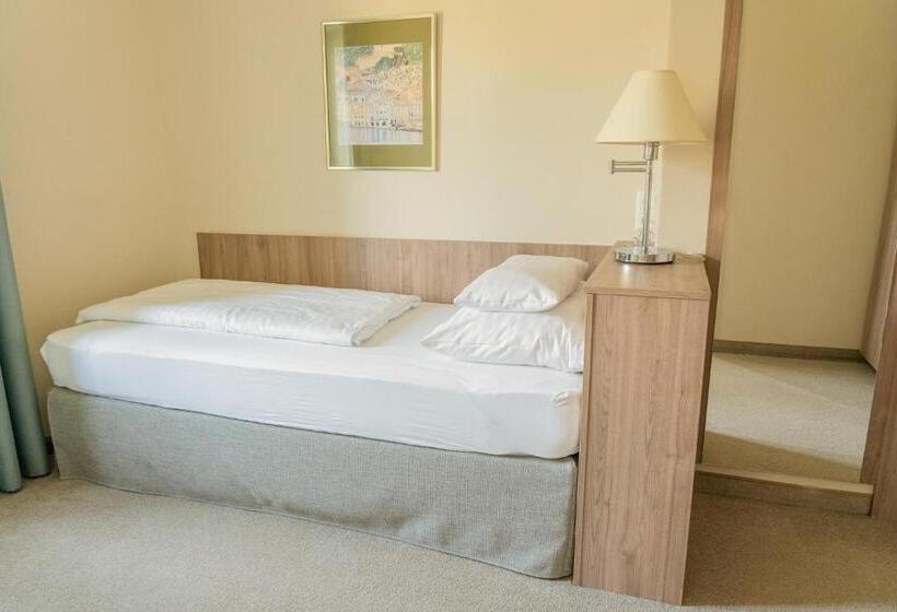 جناح جونيور, Inselhotel Faakersee