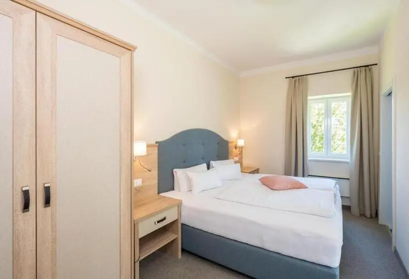 Superior room with lake view, Inselhotel Faakersee