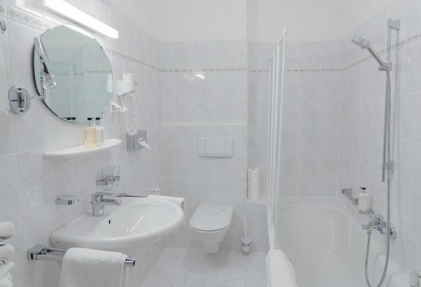 Superior room with lake view, Inselhotel Faakersee