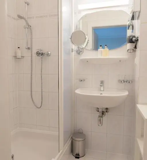 Standard Yhden Hengen Huone, Inselhotel Faakersee