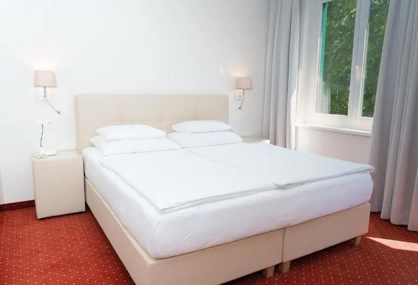 Standard Yhden Hengen Huone, Inselhotel Faakersee