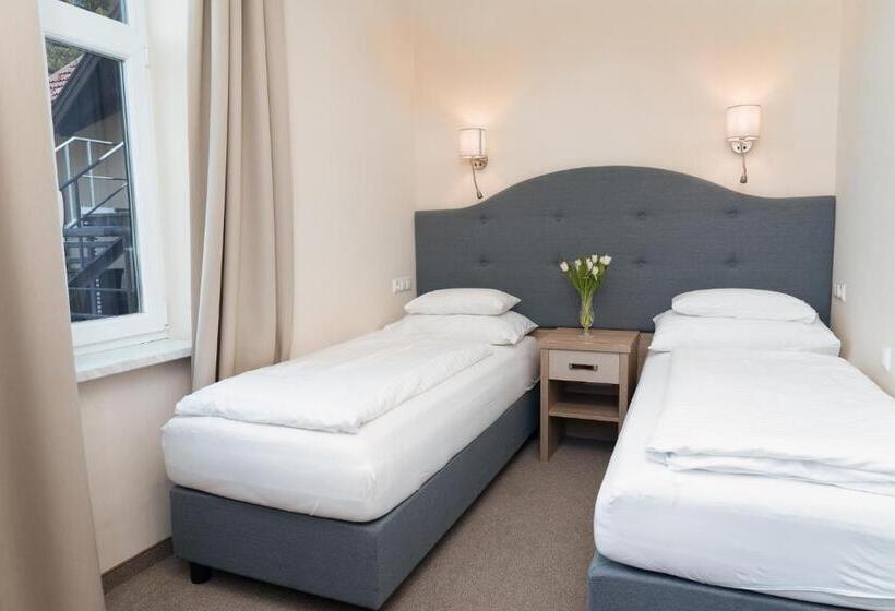 جناح جونيور, Inselhotel Faakersee