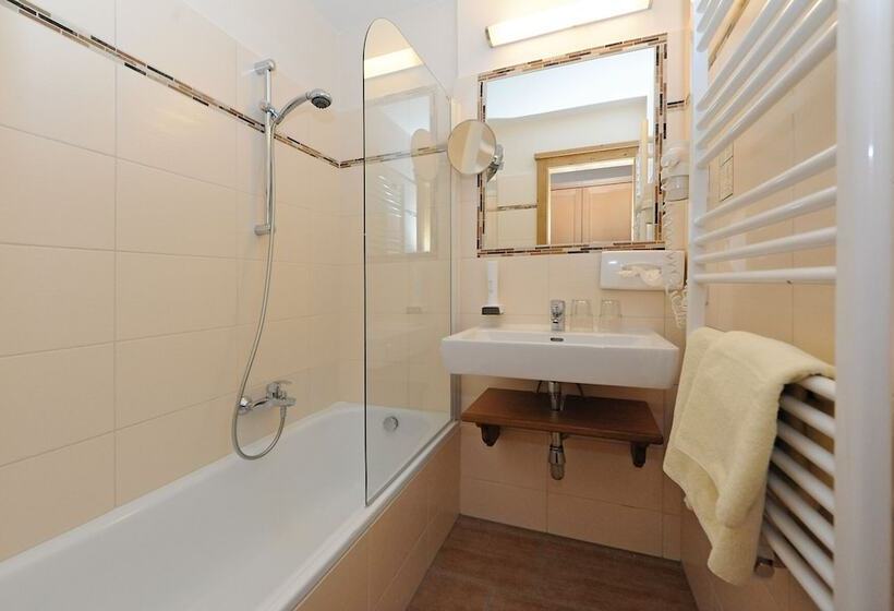 스탠다드 트리플 룸, Ski In Ski Out Hotel Unterellmau