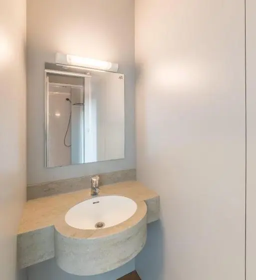 اتاق استاندارد سه نفره, Auberge De Jeunesse De Namur