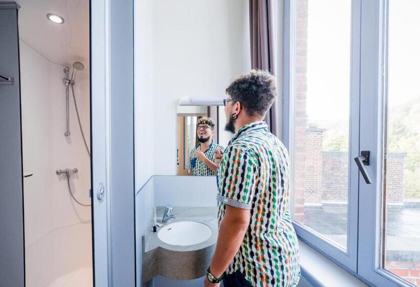 스탠다드 4인용 룸 공용 욕실, Auberge De Jeunesse De Namur