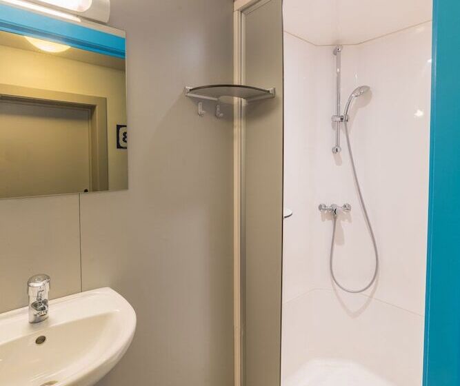 스탠다드 4인용 룸 공용 욕실, Auberge De Jeunesse De Namur