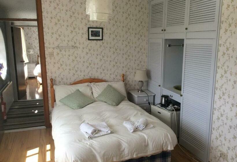 חדר אקונומי, Barkers Accommodation