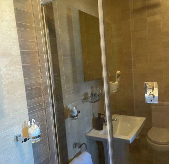 اتاق لوکس با چشم‌انداز دریا, The Coastguard House @ Tigh T.p