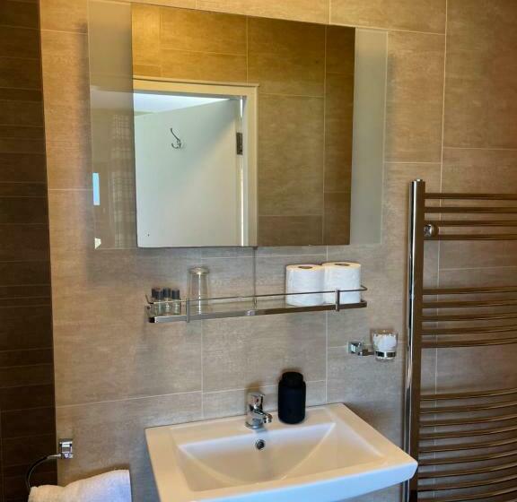 اتاق لوکس با چشم‌انداز دریا, The Coastguard House @ Tigh T.p