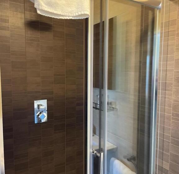 اتاق لوکس با چشم‌انداز دریا, The Coastguard House @ Tigh T.p