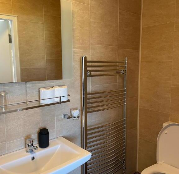 اتاق لوکس با چشم‌انداز دریا, The Coastguard House @ Tigh T.p