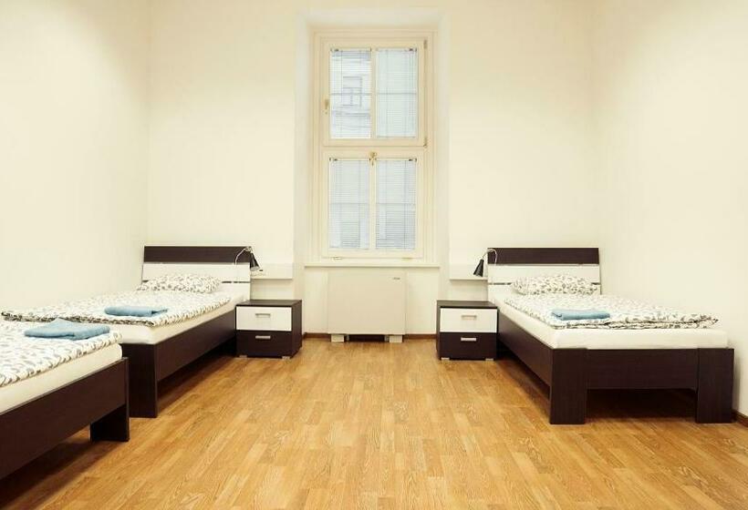 اتاق استاندارد سه تخته با سرویس بهداشتی مشترک, Hostel Folks