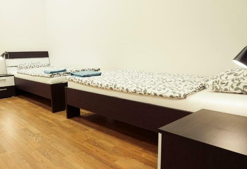 اتاق استاندارد سه تخته با سرویس بهداشتی مشترک, Hostel Folks