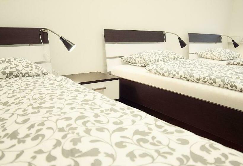 اتاق استاندارد سه تخته با سرویس بهداشتی مشترک, Hostel Folks