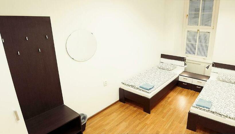 اتاق استاندارد با سرویس بهداشتی مشترک, Hostel Folks