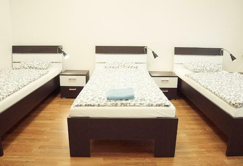 اتاق استاندارد سه تخته با سرویس بهداشتی مشترک, Hostel Folks