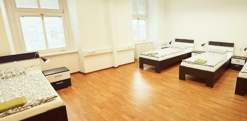 اتاق استاندارد چهارنفره با سرویس بهداشتی مشترک, Hostel Folks