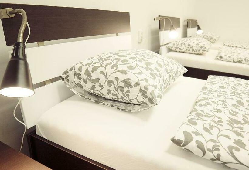 اتاق استاندارد چهارنفره با سرویس بهداشتی مشترک, Hostel Folks