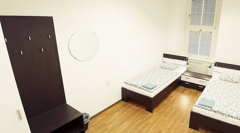 اتاق استاندارد با سرویس بهداشتی مشترک, Hostel Folks