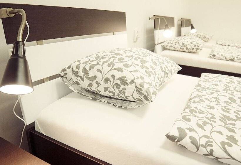 اتاق استاندارد سه تخته با سرویس بهداشتی مشترک, Hostel Folks