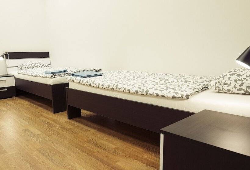 اتاق استاندارد سه تخته با سرویس بهداشتی مشترک, Hostel Folks