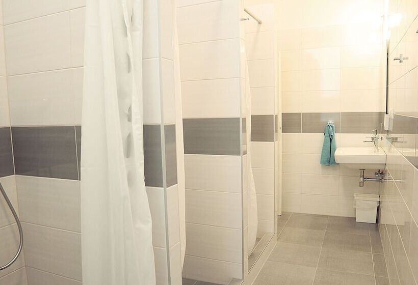 اتاق استاندارد چهارنفره با سرویس بهداشتی مشترک, Hostel Folks