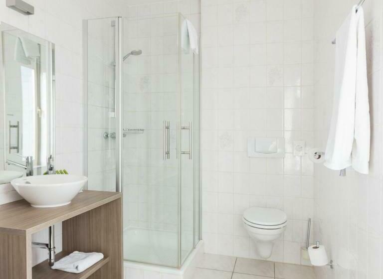 חדר קומפורט לשלושה, Essenza