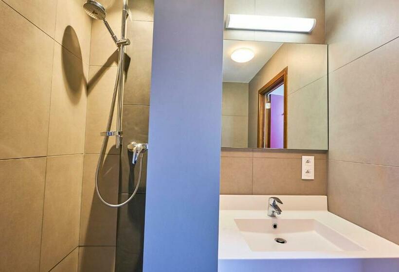 Habitació Triple Estàndard, Jacques Brel Youth Hostel