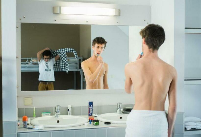 Habitació Triple Estàndard, Jacques Brel Youth Hostel