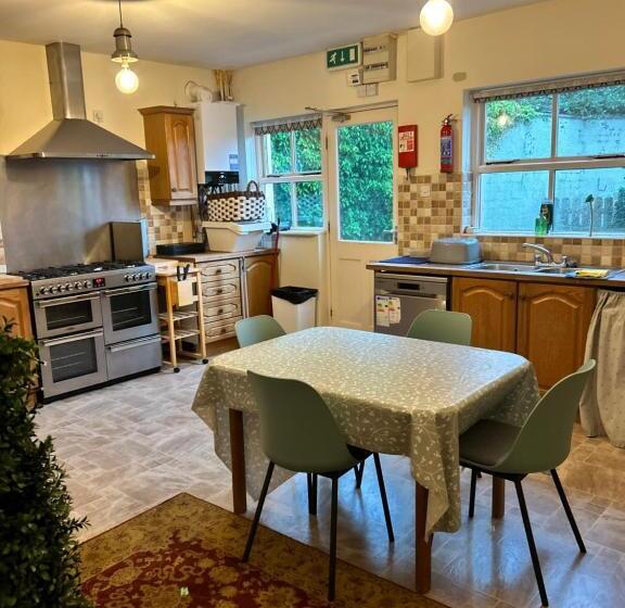 منزل 4 غرف نوم, The Waterside B&b